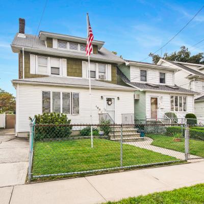 Handsome ''American Foursquare'' Colonial for sale -- Staten Island, New York