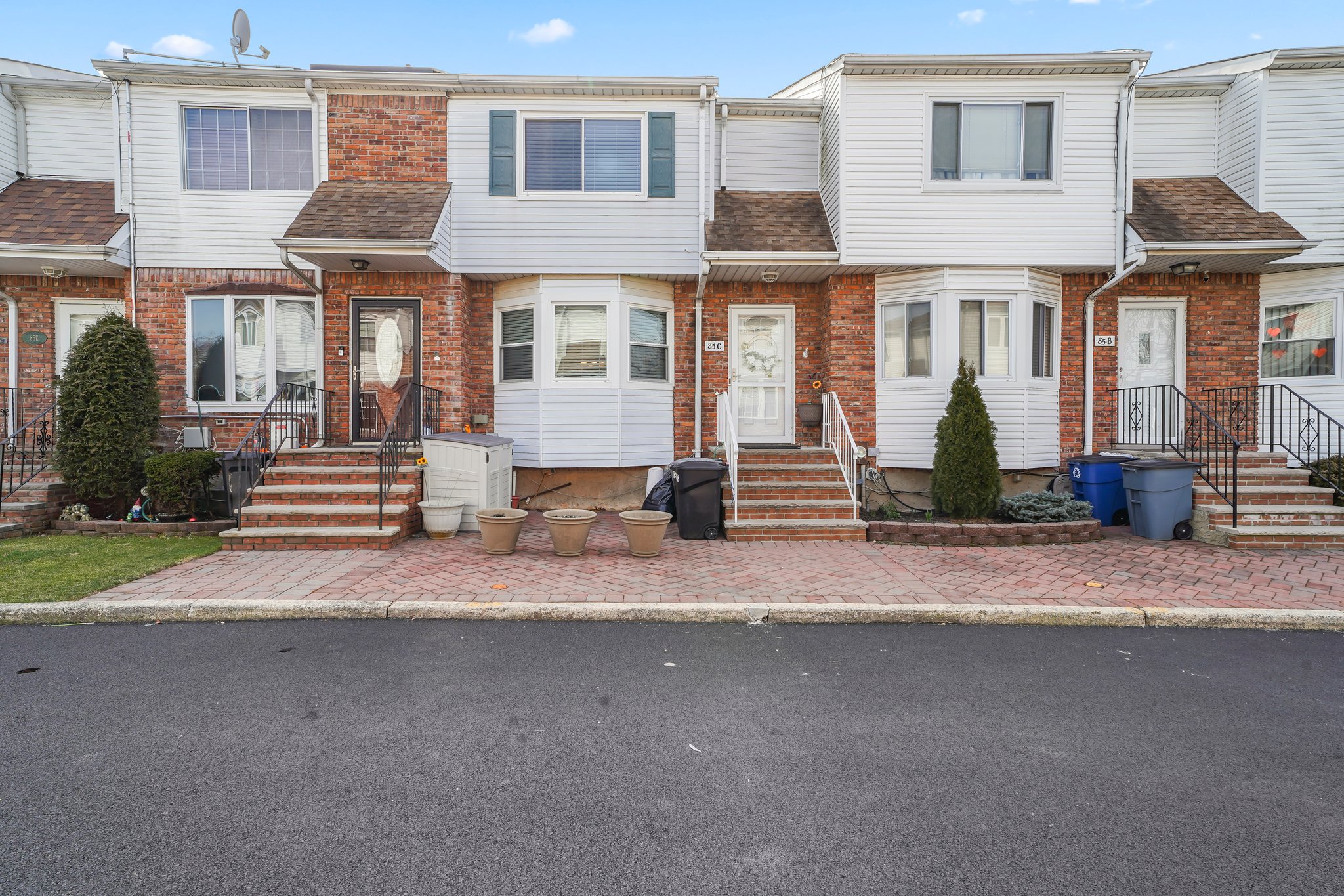 Photo of Beautifully maintained 3-bedroom Attached Unit for sale located in Staten Island, New York