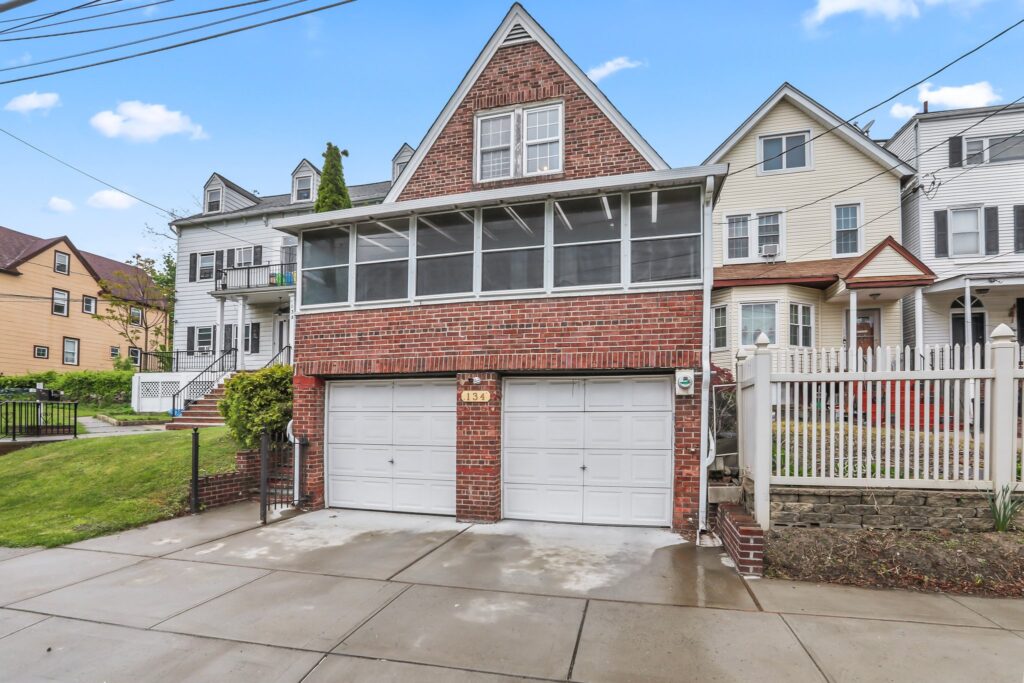 Cozy 2-bedroom brick beauty for sale - Staten Island, New York