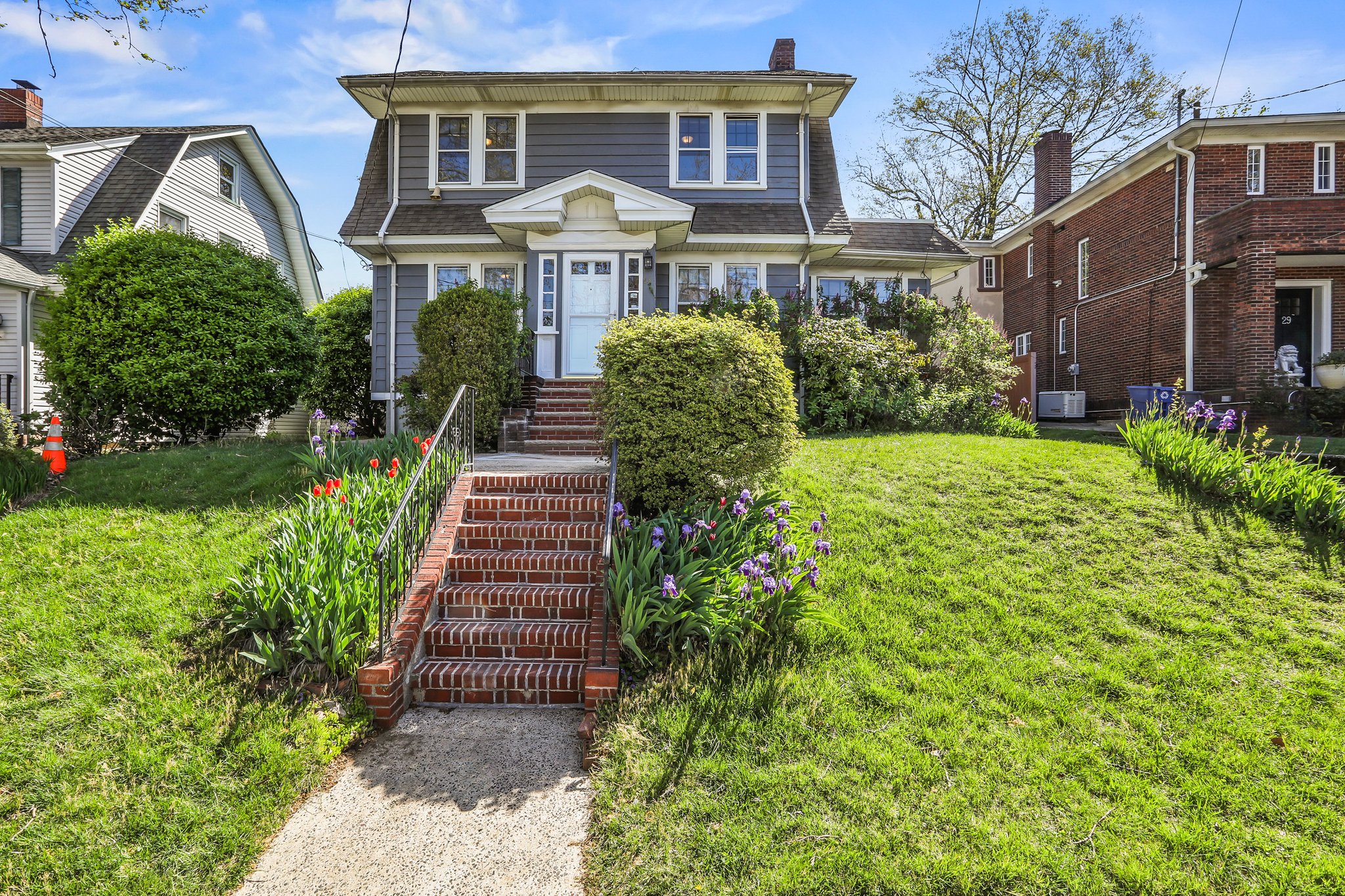 4 bedroom colonial for sale in Staten Island New York