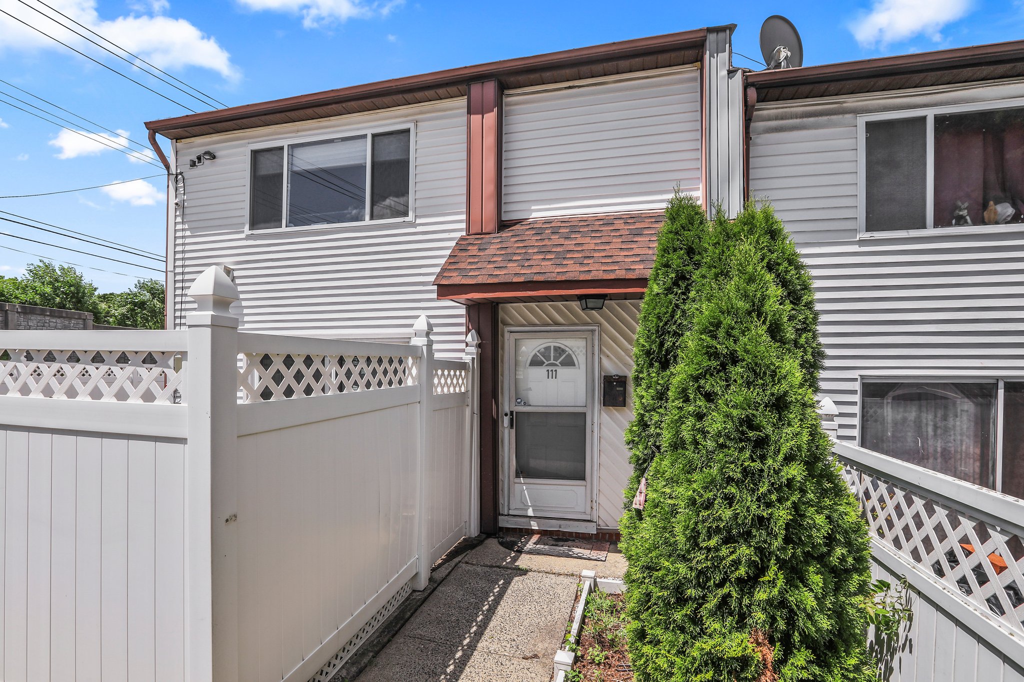 Pet friendly 2 bathroom end-unit townhouse for sale - Staten Island, New York
