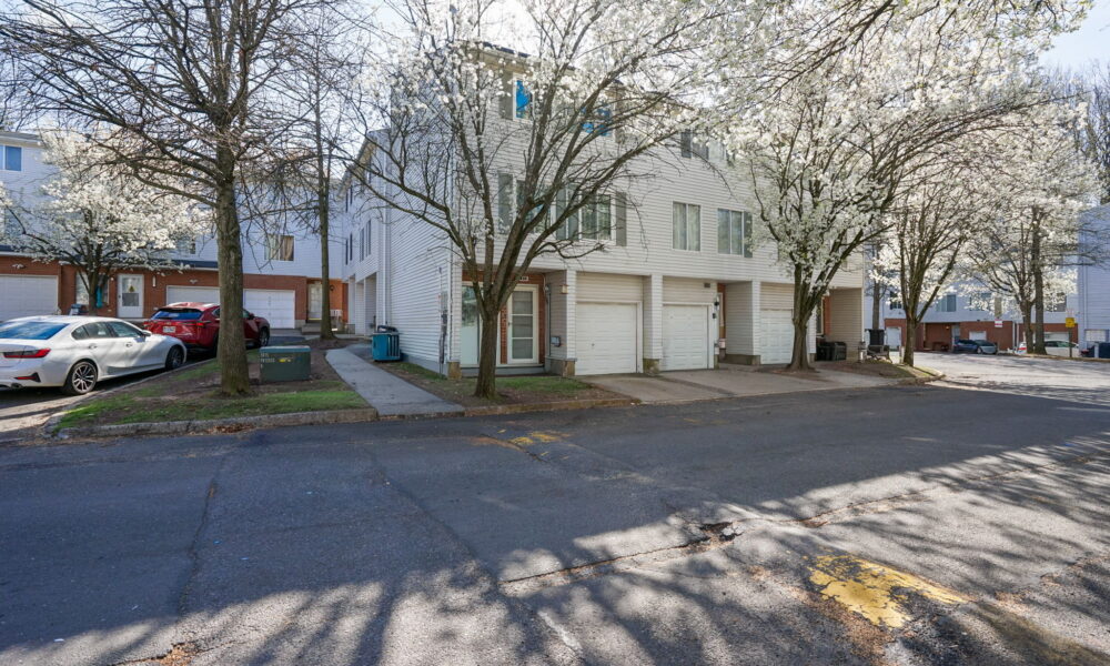 Multi-level 2 bedroom for sale in Arden Heights, Staten Island, NY