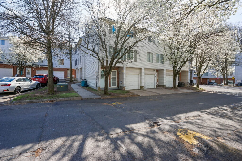 Multi-level 2 bedroom for sale in Arden Heights, Staten Island, NY