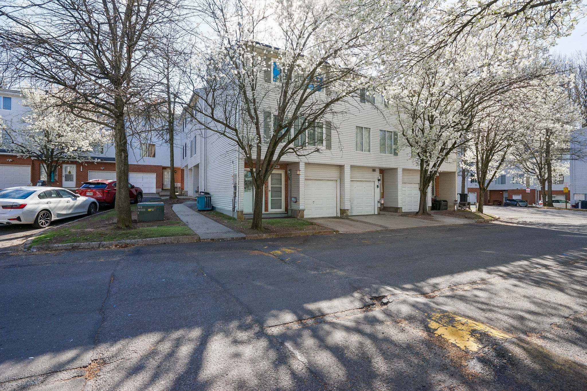 Multi-level 2 bedroom for sale in Arden Heights, Staten Island, NY