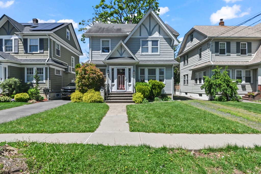 For sale in Westerleigh, Staten Island, New York Classic 3-bedroom Westerleigh colonial