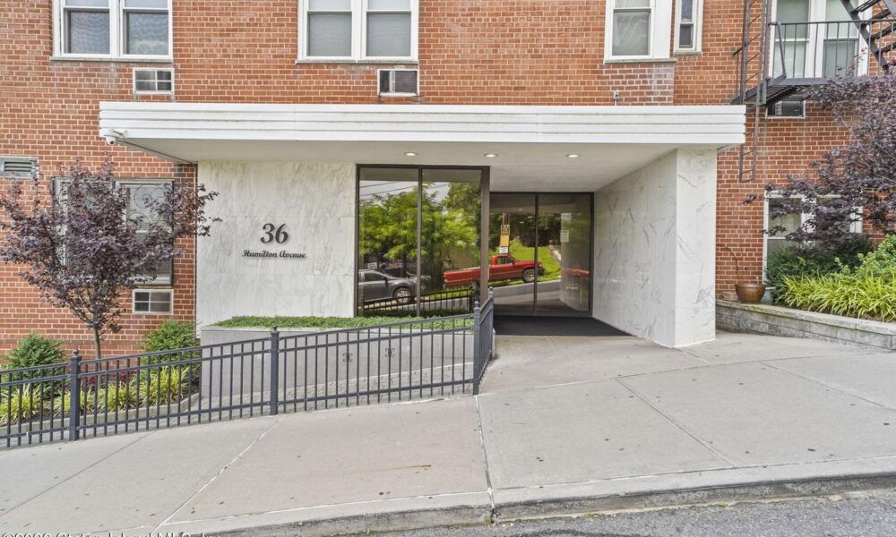 For Sale in Staten Island, New York 1-bedroom co-op in the Heart of St. George For Sale in Staten Island, New York 1-bedroom co-op in the Heart of St. George