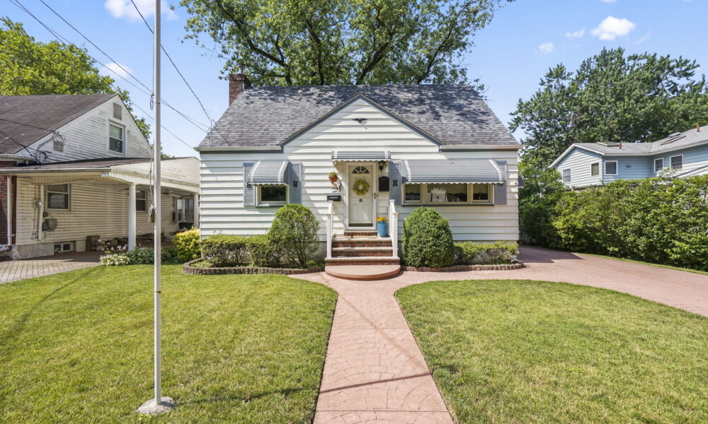 Meticulously maintained Cape Cod for sale in Staten Island, New York Meticulously maintained Cape Cod for sale in Staten Island, New York