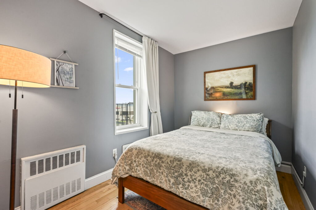 Photo of the bedroom of a desirable studio Co-Op for sale in Staten Island, New York